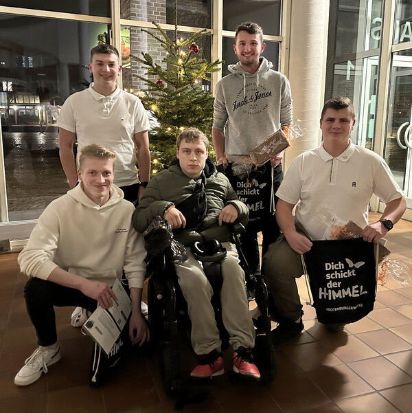Vier Freunde erhalten ein großes Dankeschön für die Rettung eines Rollstuhlfahrers