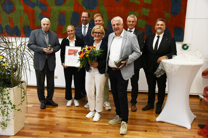Den Hauptpreis nimmt die KHK-Group entgegen.