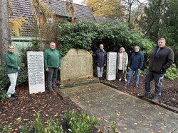 Claudia Ahrens (v.l.) und Harald Bredehöft von der Firma Grewe, Stephan Lohmann und Ute Lange vom Bauamt der Stadt Rotenburg, Heimatforscher Heinz Promann sowie Steinmetz Burghard Uhle haben zur Grabwiederherstellung beigetragen.