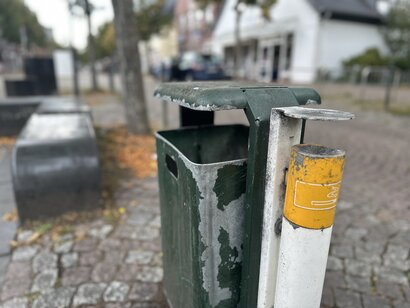 Bildunterschrift: Ein in die Jahre gekommener Mülleimer wartet in der Rotenburger Innenstadt auf Ablösung. Bildunterschrift: Ein in die Jahre gekommener Mülleimer wartet in der Rotenburger Innenstadt auf Ablösung.