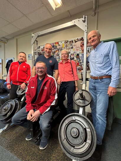 Sie trafen sich, um über 20 Jahre "Fit mit ROW" zu sprechen: Ivan Suslov (von links), ehrenamtlicher Fitnesstrainer, Vladimir Bondarenko, Eduard Hermann, Straßensozialarbeiter, Elke Bellmann, ehemalige Leiterin des Rotenburger Amtes für Jugend und Soziales, und Herbert Neumann, ehemaliger Jugendmigrationsdienst beim Diakonischen Werk.
